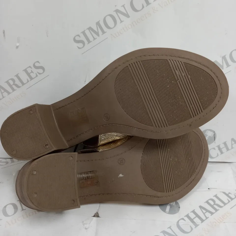 UNBOXED MODA IN PELLE LASSANDRA SANDAL IN GOLD SIZE 5