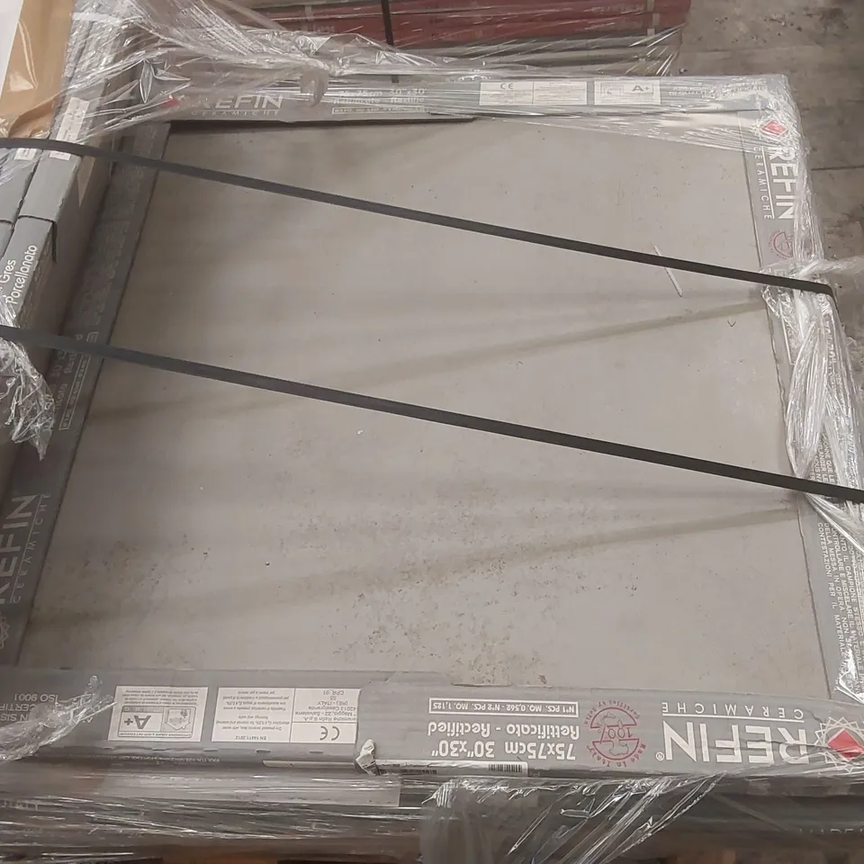 PALLET CONTAINING A LARGE QUANTITY OF BRAND NEW TILES