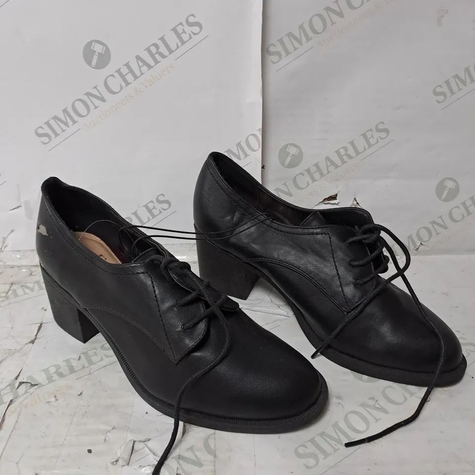 APPROXIMATELY 10 PAIRS OF GEORGE FABULOUS FOOTWEAR BLOCK HEEL SUIT SHOE IN BLACK AND BOXED W.S TRAINERS 