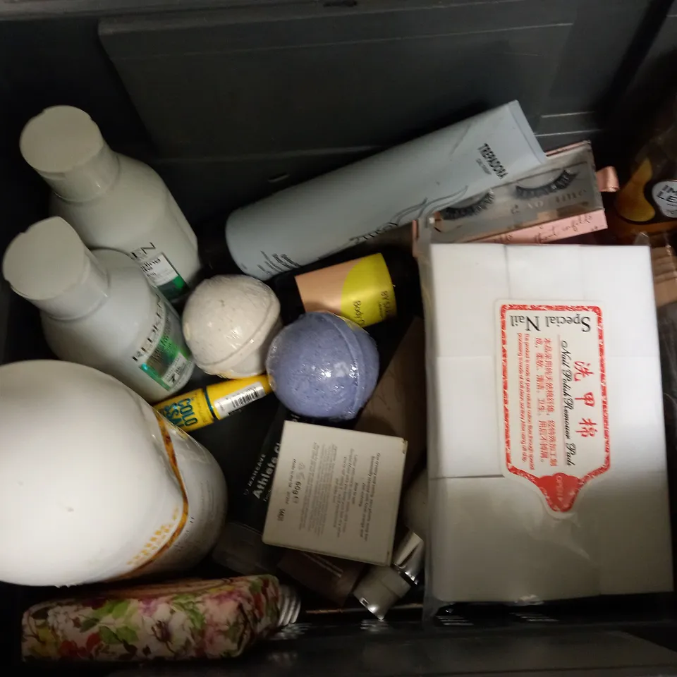 BOX OF APPROXIMATELY 20 COSMETIC ITEMS TO INCLUDE - MANCAVE MOISTURIZER - GARNIER MICELLAR WATER - AVON UNLIMITED MASCARA - ETC 