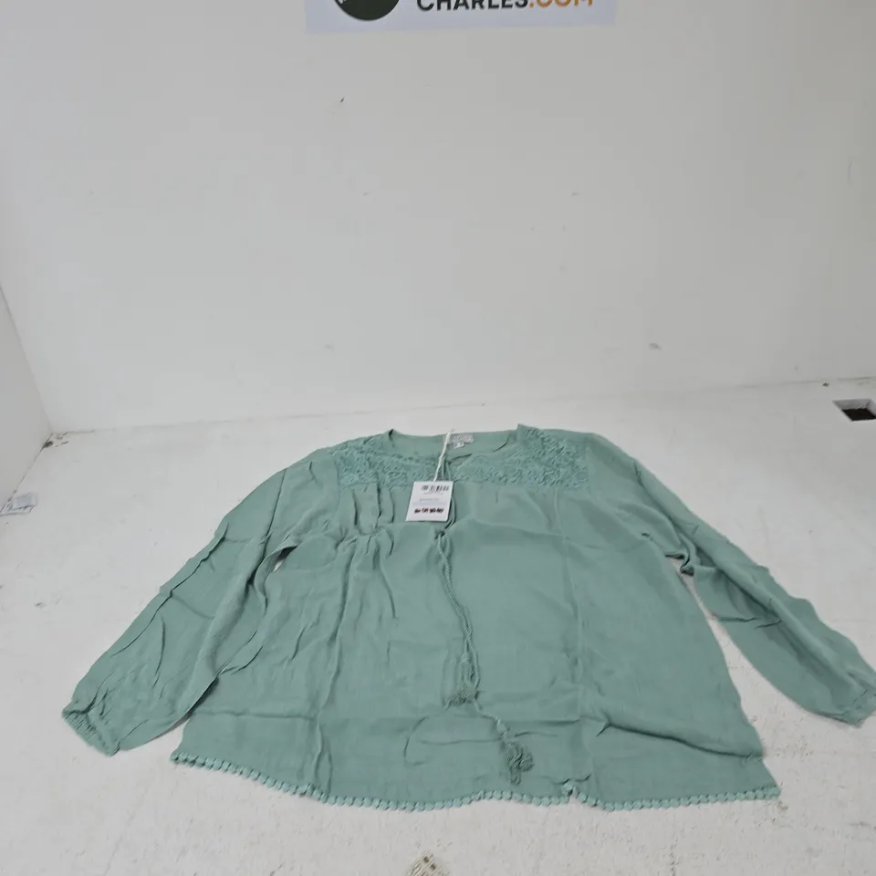 BOX OF APPROXIMATELY 45 ASSORTED CLOTHING ITEMS TO INCLUDE: TAMSY BLOUSE