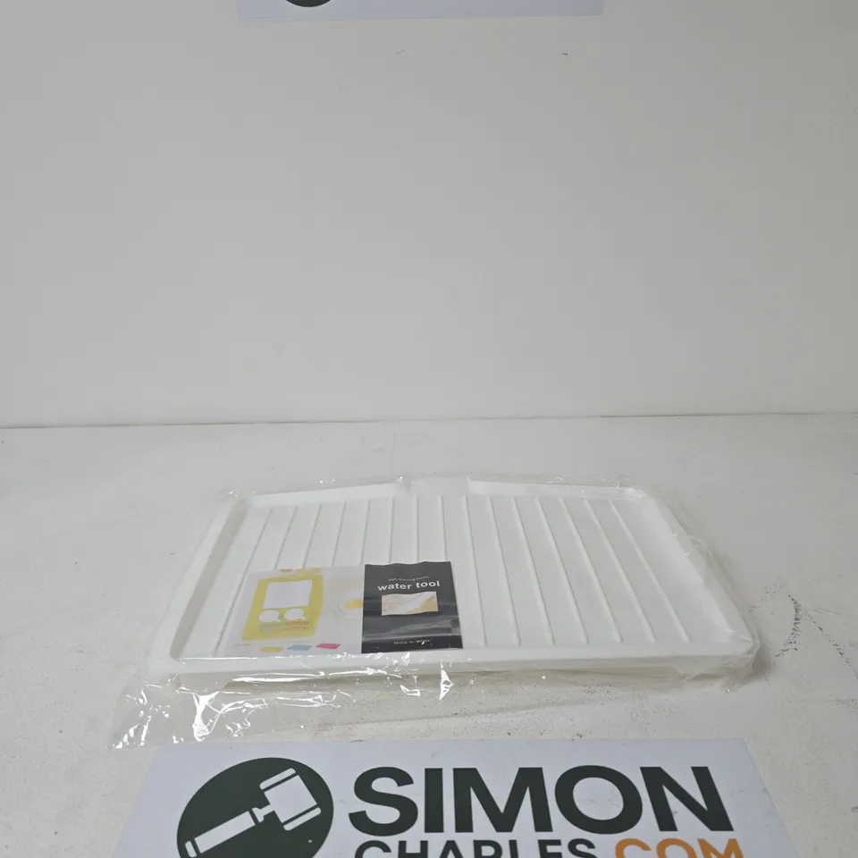 BOX OF APPROXIMATELY 15 ASSORTED HOUSEHOLD ITEMS INCLUDING VACUUM ATTACHMENT AND DISH DRAINING BOARD 