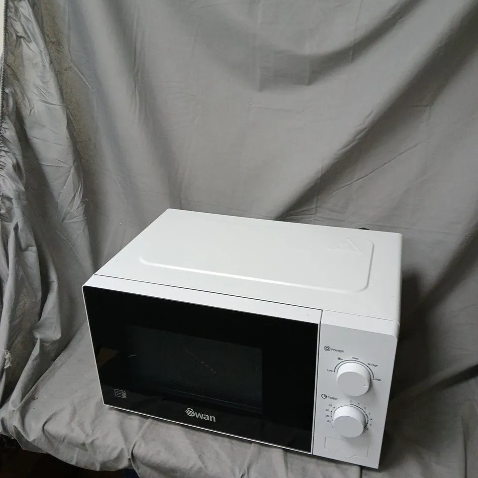 SWAN MICROWAVE OVEN – WHITE, COUNTERTOP, 1100W INPUT, 700W OUTPUT