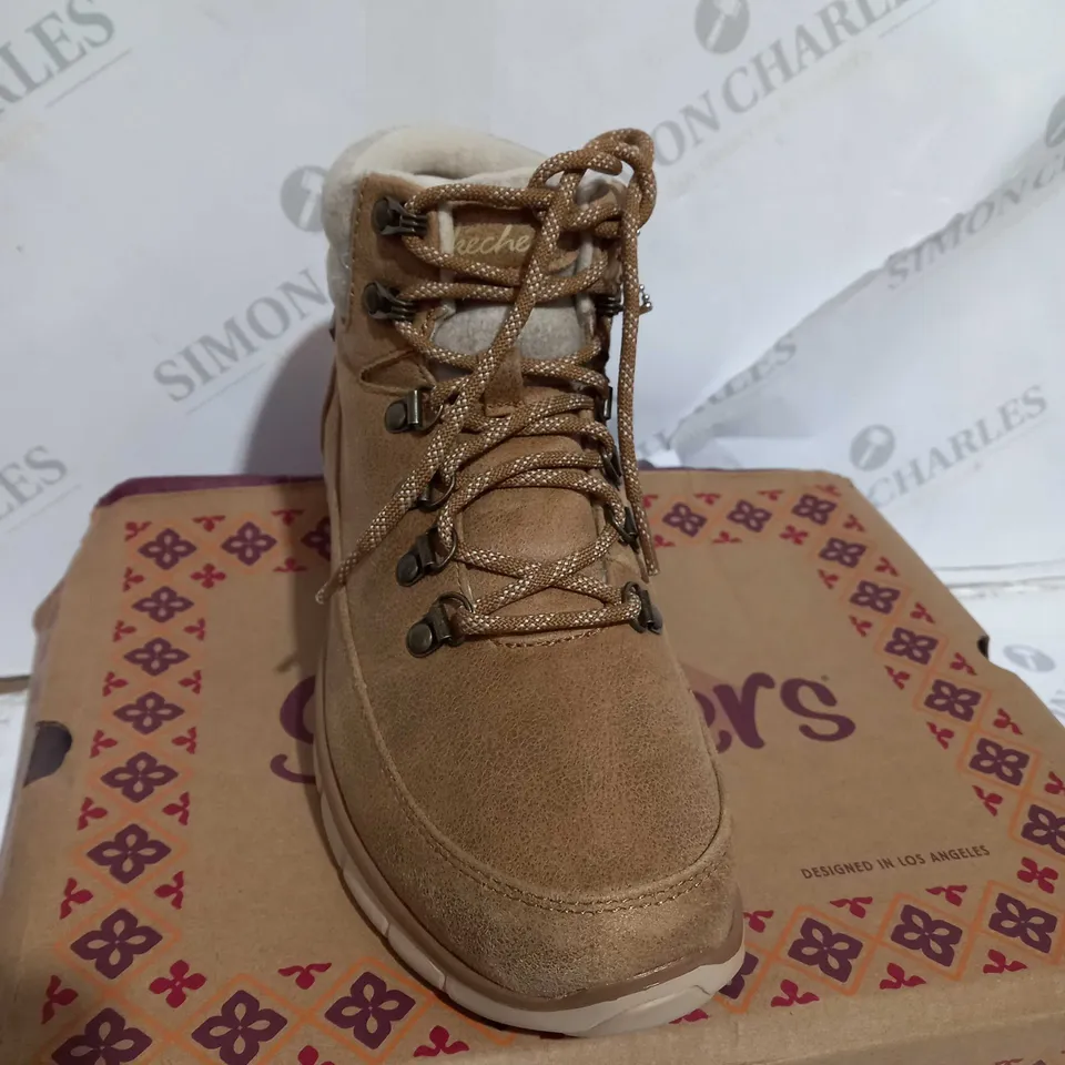 BOXED SKECHERS SYNERGY WARM TECH BOOTS, CHESTNUT - SIZE 5.5