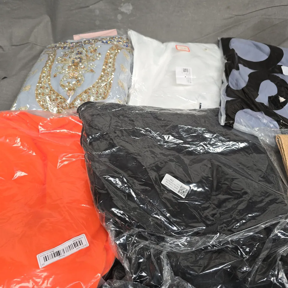 APPROXIMATELY 35 ASSORTED CLOTHING ITEMS IN VARIOUS SIZES, STYLES & COLOURS TO INCLUDE TOPS, DRESSES, JACKETS, ETC - COLLECTION ONLY