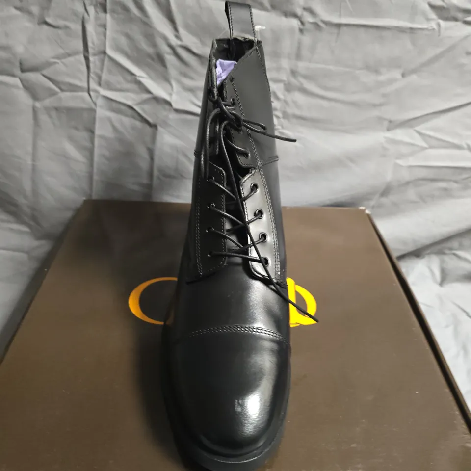 BOXED PAIR OF GIO TORQUAY ANKLE BOOTS - UK SIZE 41