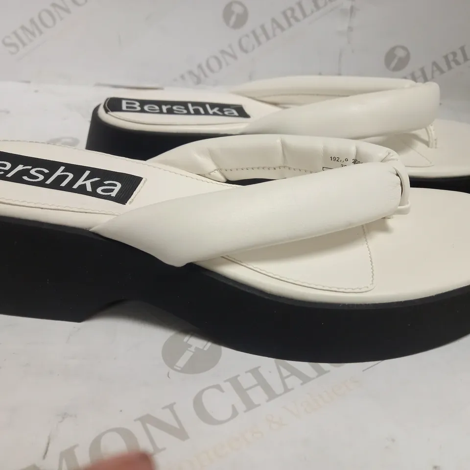 BERSHKA FLATFORM FLIP FLOP WITH CONTRAST SOLE IN WHITE EU 41 