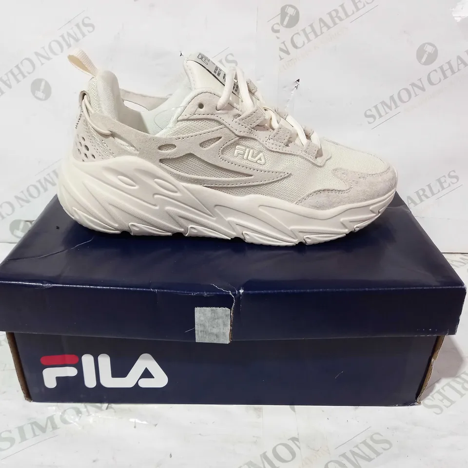 BOXED PAIR OF FILA RAY TRACER EVO TRAINERS IN BEIGE UK SIZE 6