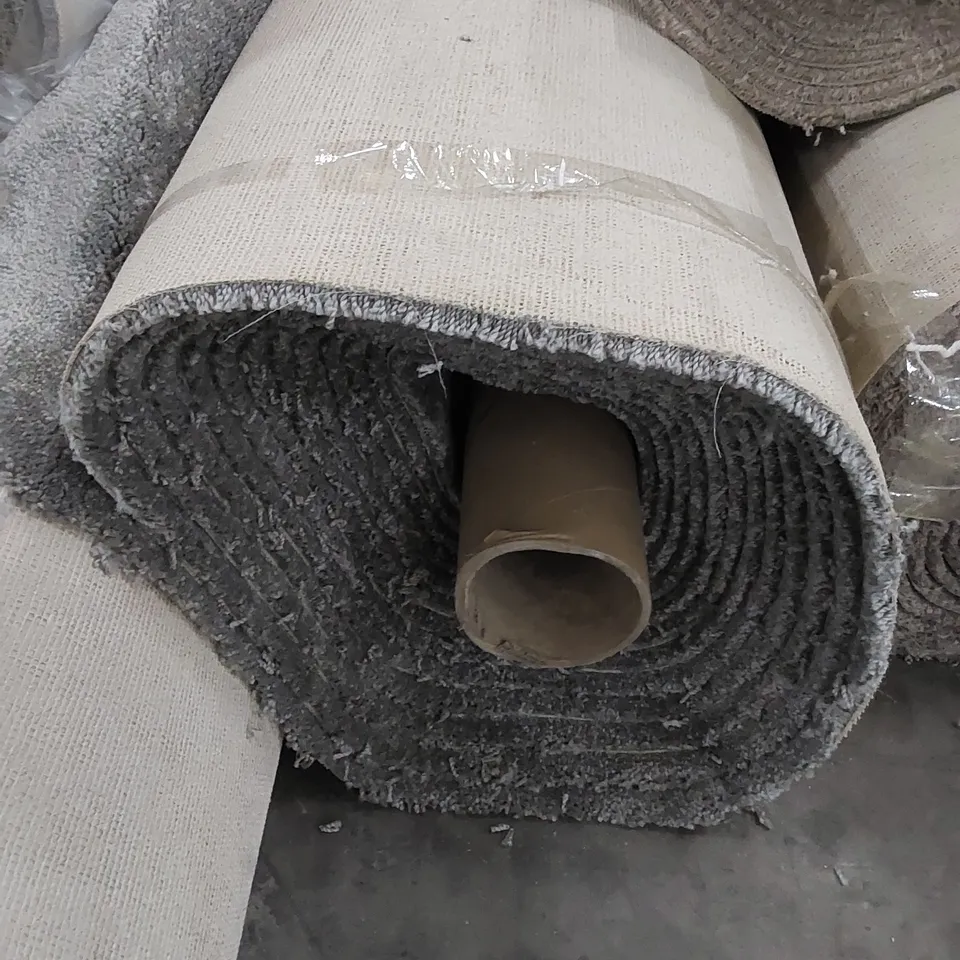 ROLL OF QUALITY APOLLO COMFORT CARPET // SIZE: APPROXIMATELY 11.8 X 4m