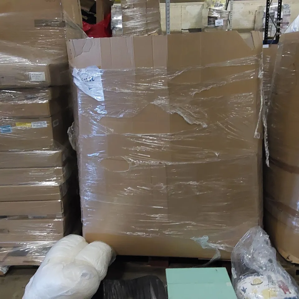 PALLET OF ASSORTED ITEMS INCLUDING: BEDDING, MEMORY FOAM CUSHIONS AND MATTRESS TOPPERS