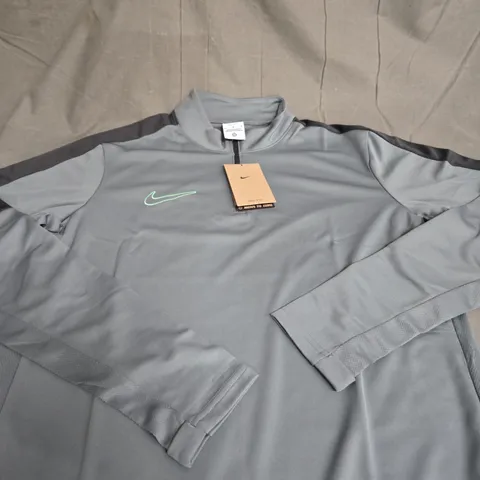 NIKE LOGO 1/4 ZIP SHIRT SIZE M