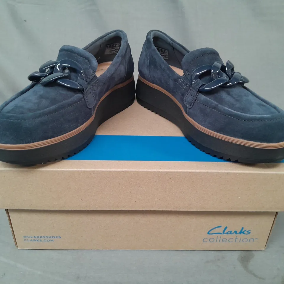 BOXED PAIR OF CLARKS ZYLAH MAY LOAFERS IN NAVY W. CHAIN DETAIL UK SIZE 5