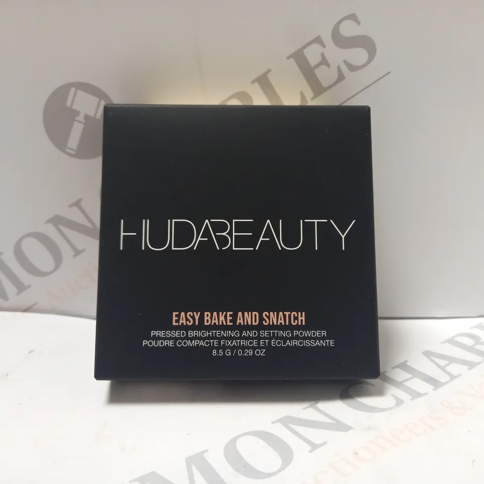 BOXED HUDABEAUTY EASY BAKE AND SNATCH PRESSED BRIGHTENING AND SETTING POWDER BANANA BREAD 8.5G