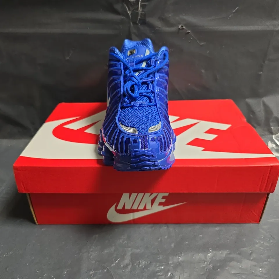 BOXED PAIR OF NIKE SHOX TRAINERS IN BLUE SIZE UK 6