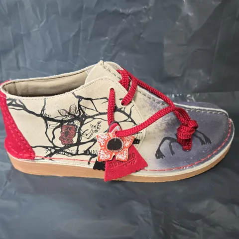 UNBOXED PAIR OF CLARKS ORIGINAL STRANGER THINGS SHOES IN MULTI - UK 4.5