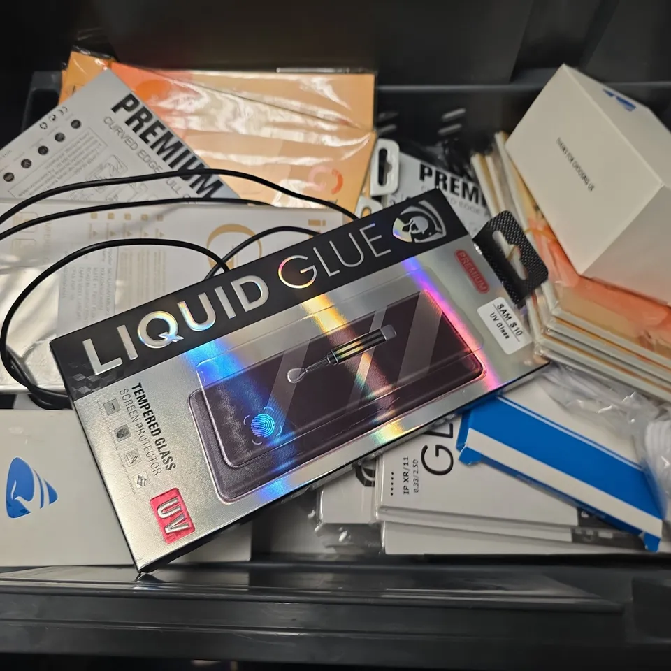 APPROXIMATELY 15 ASSORTED ITEMS TO INCLUDE - TEMPERED GLASS SCREEN PROTECTOR , POWER BANK , PHONE CASE ETC