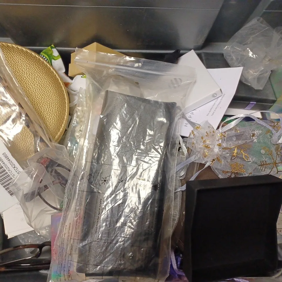 BOX OF APPROX 20 COSTUME JEWELLERY ITEMS INCLUDING GLASSES, EARRINGS AND BRACELETS