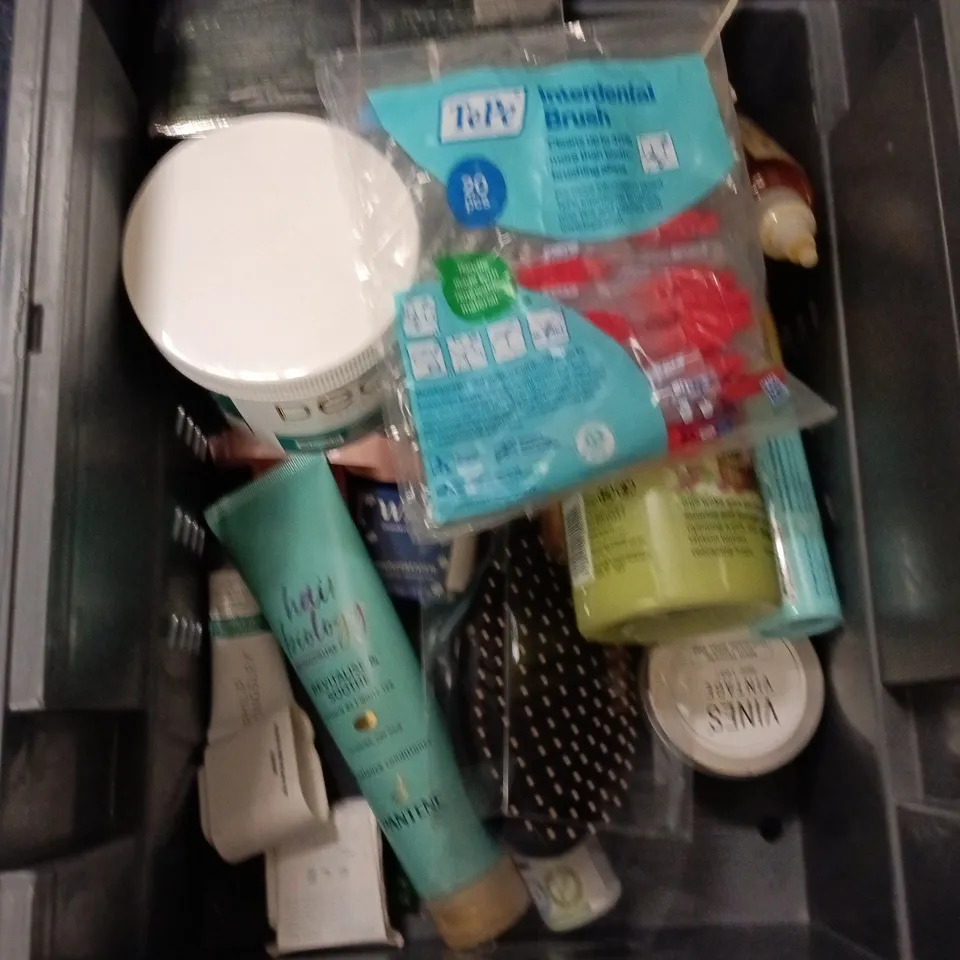 APPROXIMATEY 20 ASSORTED HEALTH AND BEAUTY PRODUCTS TO INCLUDE - JOHNSON'S BABY OIL - MANCAVE HAIR STYLING PASTE AND GARNIER MICELLAR CLEANSING WATER