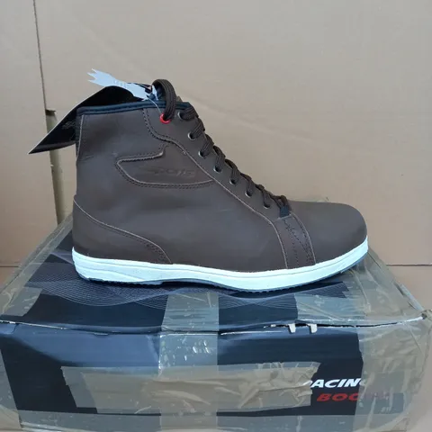 BOXED RKS SPORT BROWN RACING BOOTS IN BROWN - SIZE 42 