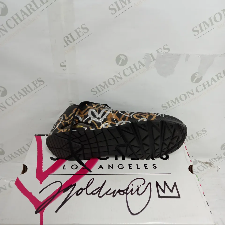 BOXED SKETCHERS LOS ANGELES WOMENS SIZE 6 BLACK TRAINER 