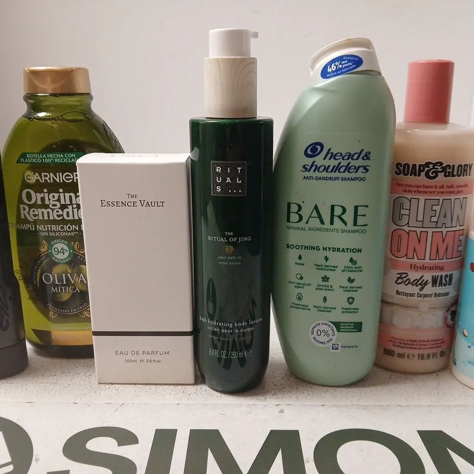 APPROX 10 ASSORTED BEAUTY PRODUCTS TO INCLUDE THE ESSENCE VAULT PERFUME, HEAD&SHOULDERS SHAMPOO, CHILDS FARM LEAVE IN CONDITIONER, ETC