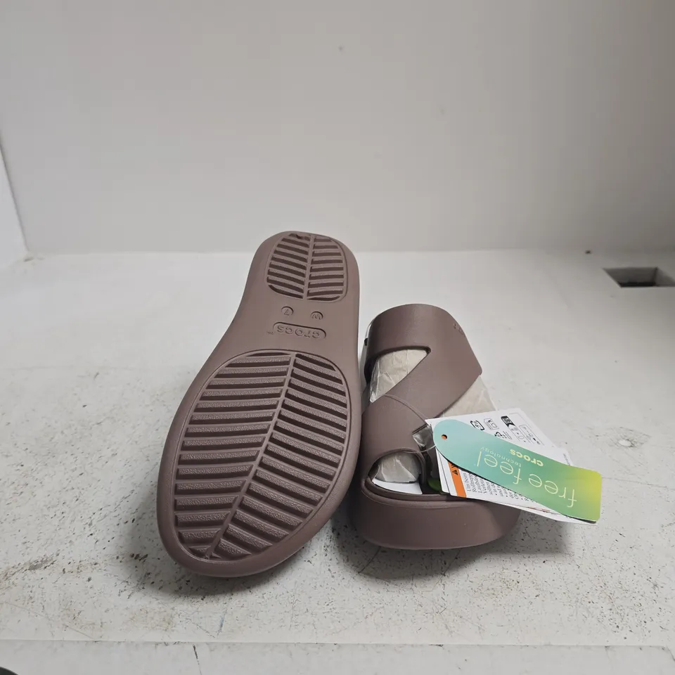 CROCS GETAWAY PLATFORM TOE LOOP SANDALS – WOMEN’S, UK 5, BROWN