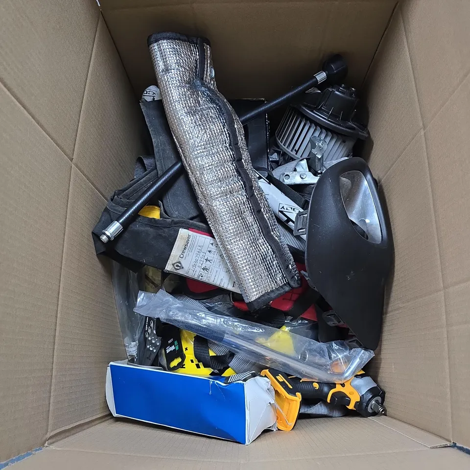 BOX OF APPROXIMATELY 20 ASSORTED ITEMS INCLUDING CREWSAVER VEAT , POWER TOOL AND SAFETY KNEE PADS