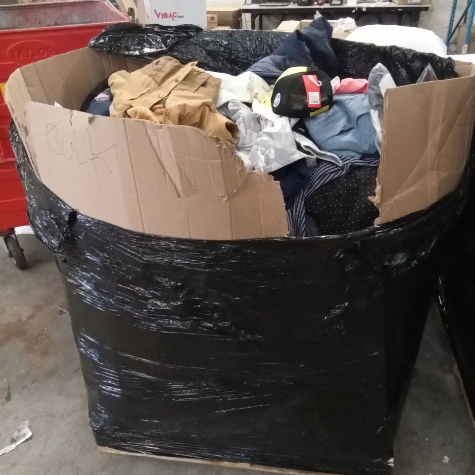 PALLET TO CONTAIN A VERY LARGE QUANTITY OF CLOTHING GOODS. BRANDS, SIZES AND CONDITIONS VARY