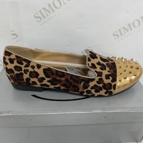 FLAT HEELED SPIKEY TOE LEOPARD PRINT SIZE 5