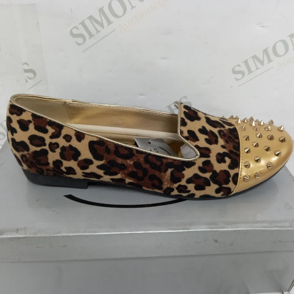 FLAT HEELED SPIKEY TOE LEOPARD PRINT SIZE 5