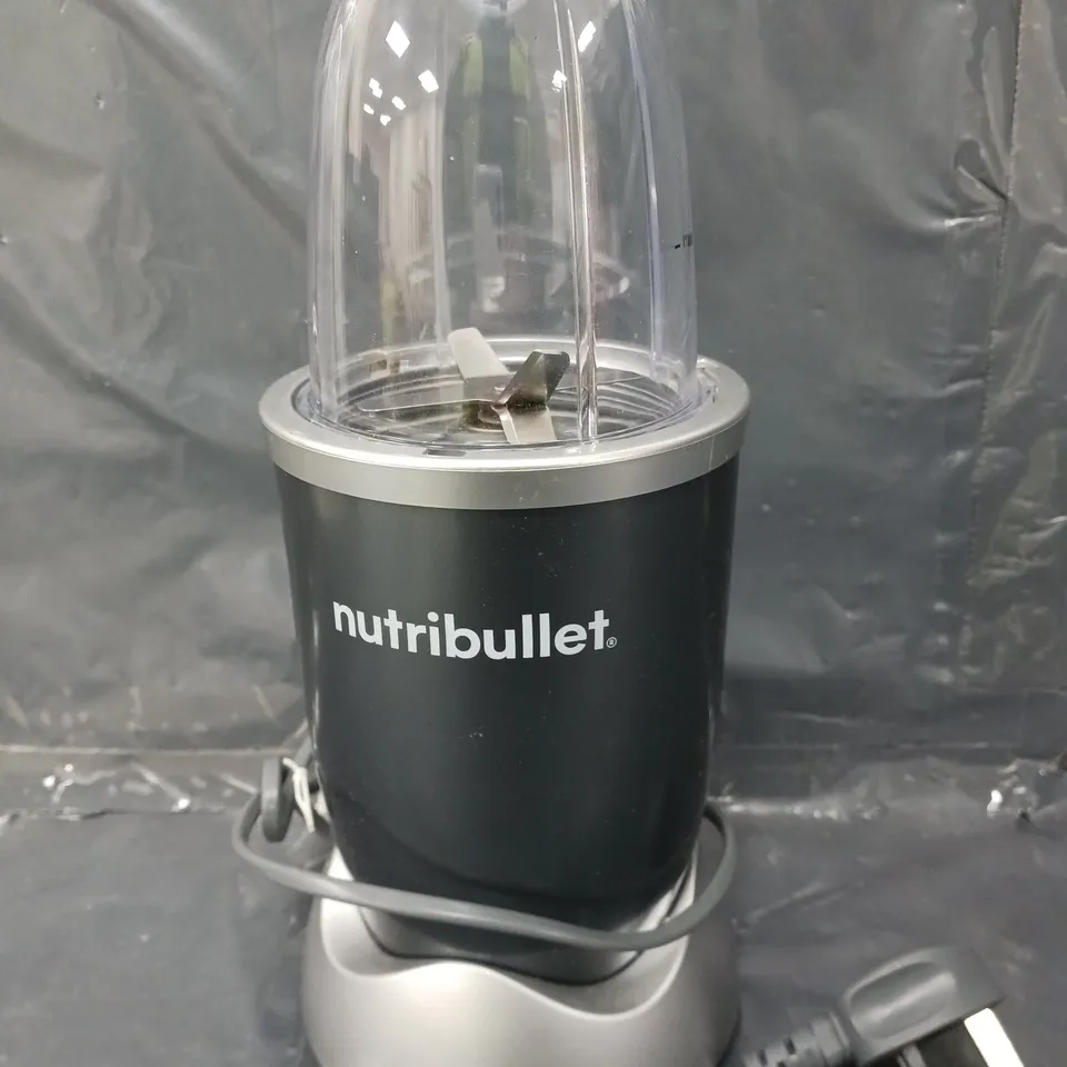 NUTRIBULLET BLENDER 