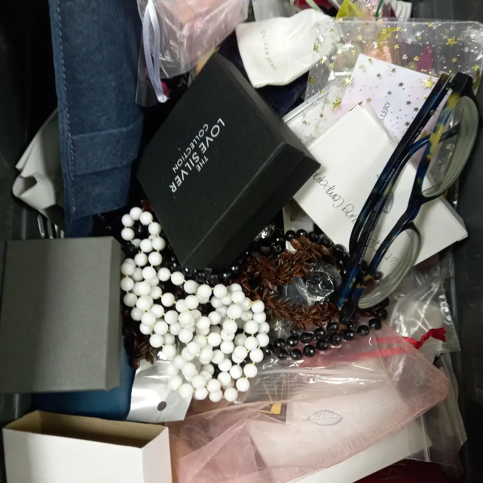 BOX OF APPROXIMATELY 20 ASSORTED JEWELLERY ITEMS & GLASSES TO INCLUDE RINGS, WATCHES, NECKLACES ETC 