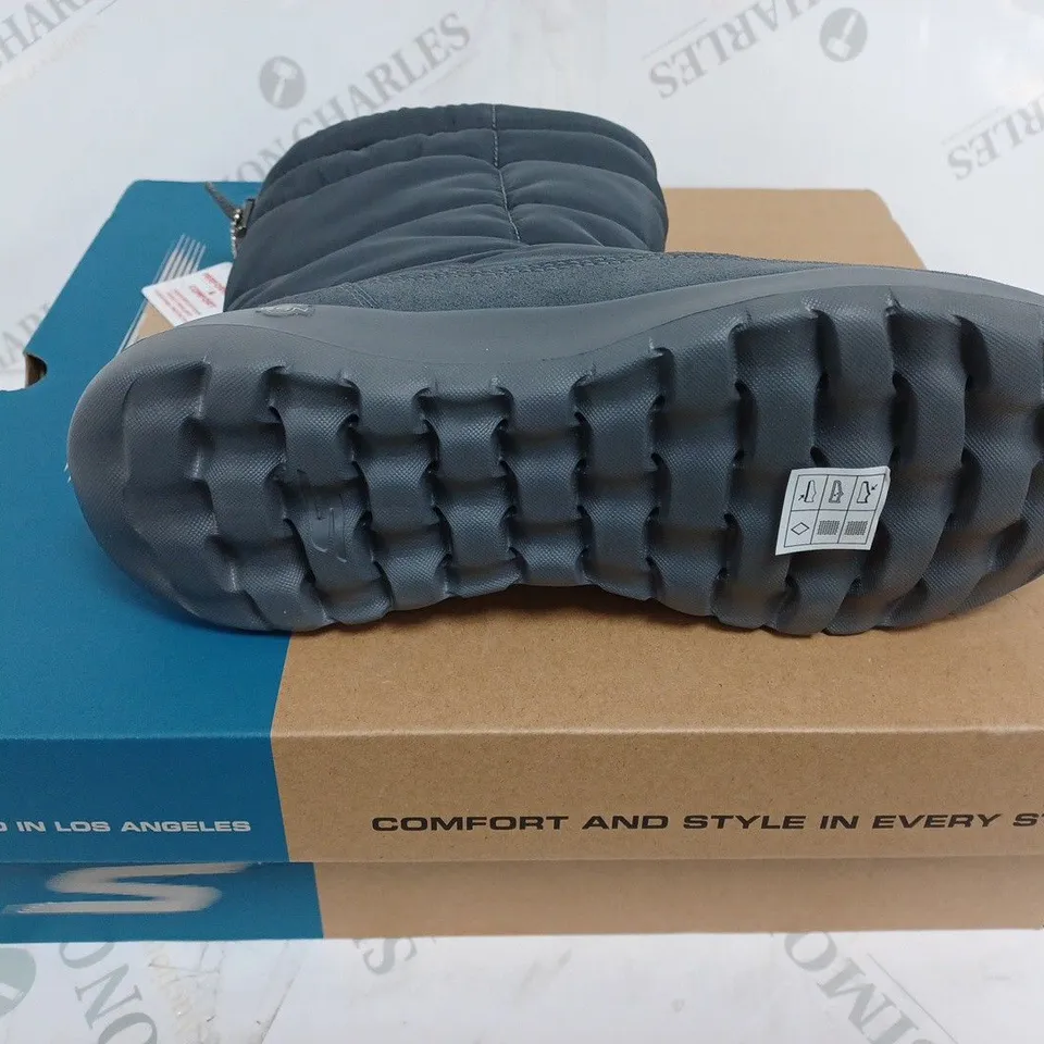 BOXED PAIR OF SKECHERS ON THE GO JOY PUFFER UPPER MID HEIGHT BOOT CHARCOAL SIZE 6.5