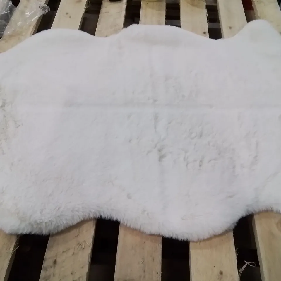 QUALITY DESIGNER AREA RUG - APPROXIMATELY 75X50CM