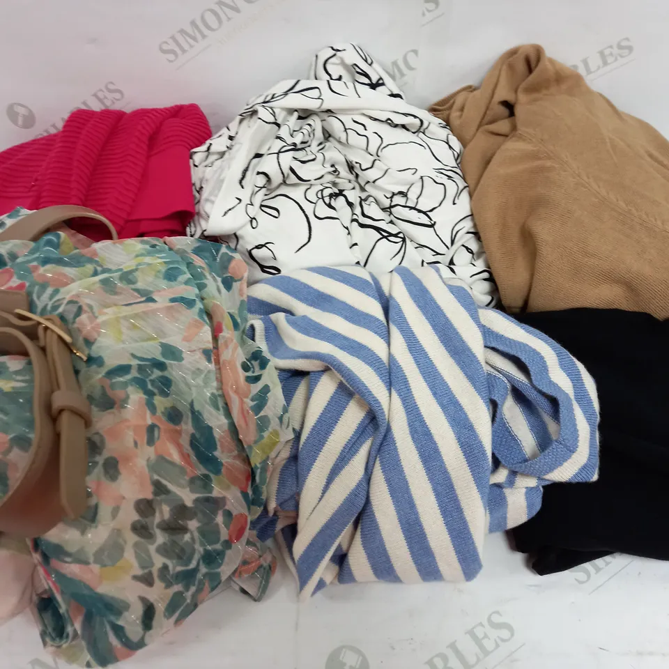 BOX OF APPROXIMATELY 20 ASSORTED CLOTHING ITEMS TO INCLUDE DRESSES, JUMPERS, T-SHIRTS ETC
