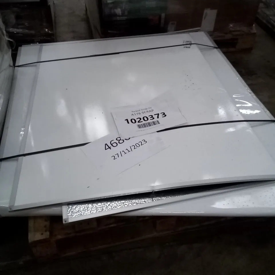 VIZ-PRO DRY WIPE MAGNETIC WHITEBOARD AND Q CONNECT MAGNETIC WHITE DRYWIPE NOTICE BOARD
