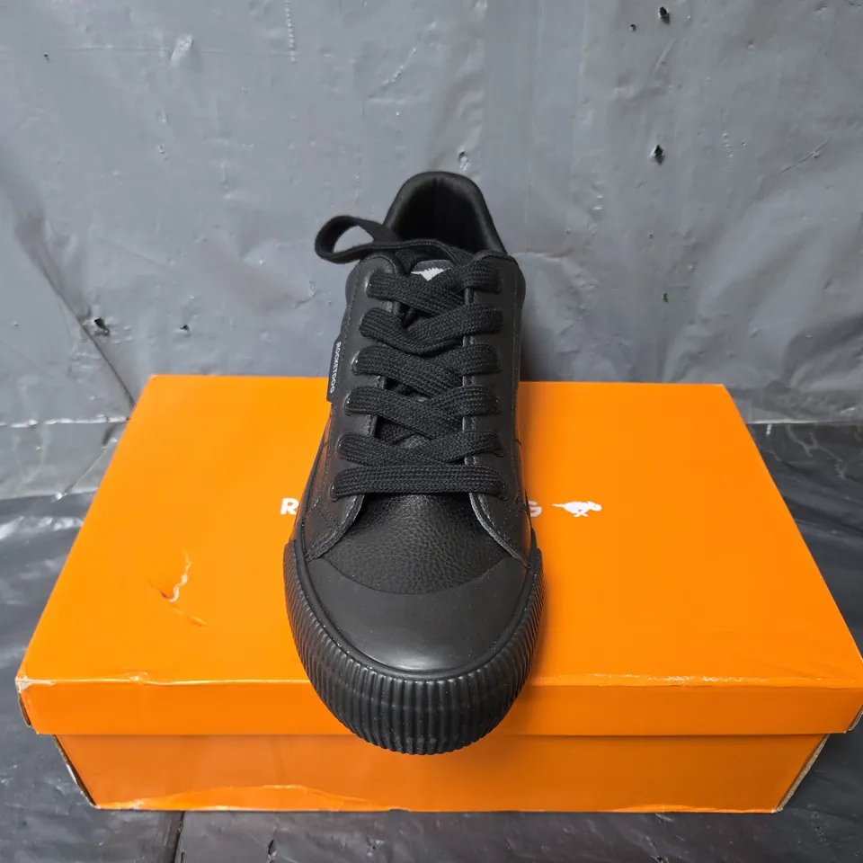 BOXED PAIR OF ROCKET DOG CHEERY SPORTY TRAINERS IN BLACK - UK 6
