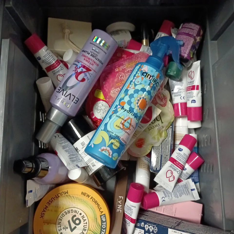 APPROXIMATEY 20 ASSORTED HEALTH AND BEAUTY PRODUCTS TO INCLUDE - L'OREAL MEN EXPERT PURE CARBON SHOWER GEL - NIVEA MICELLAR WATER AND BAYLIS & HARDING HAND WASH