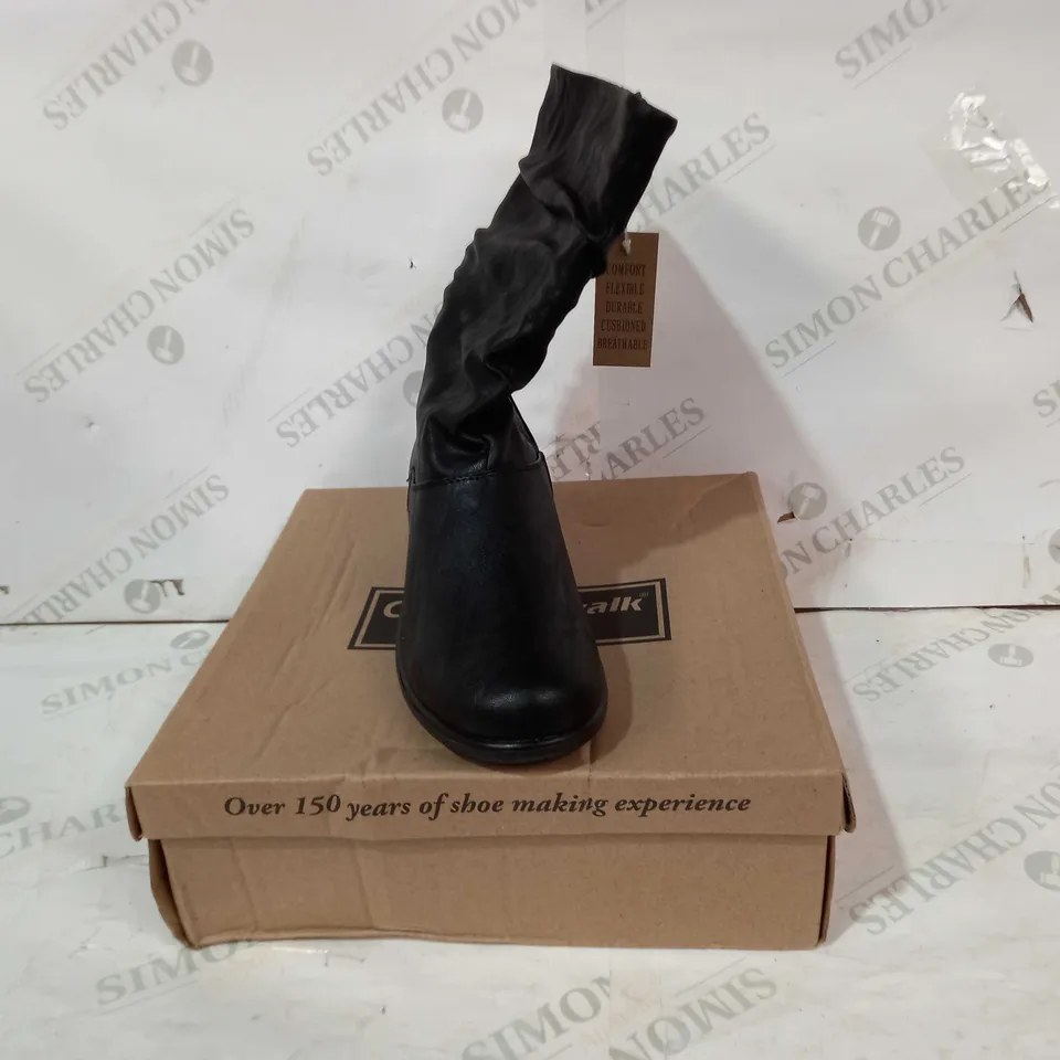 BOXED PAIR OF CUSHION-WALK BOOTS IN BLACK UK SIZE 7