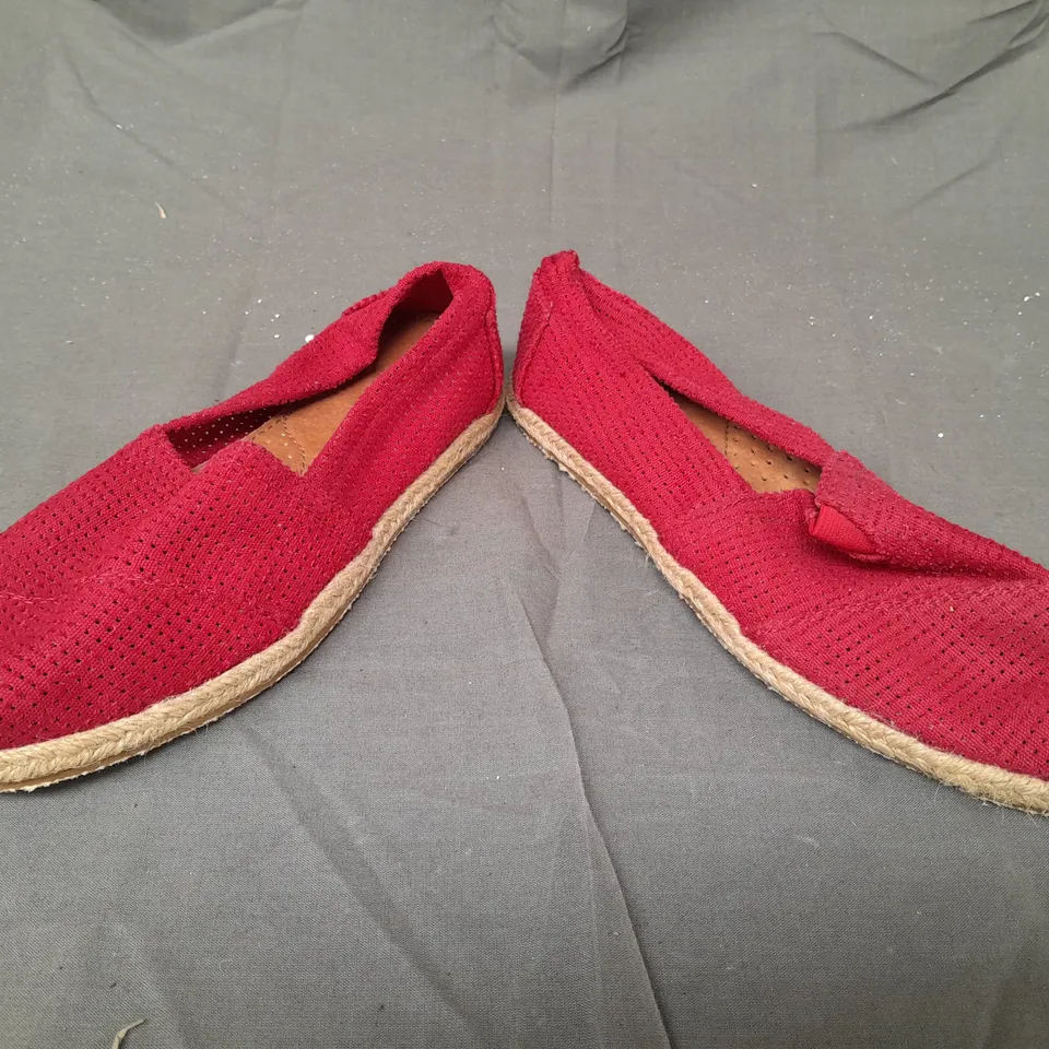 BOX OF APPROXIMATELY 10 PAIRS OF DESIGNER FLAT SLIP-ON SHOES IN RED - VARIOUS SIZES