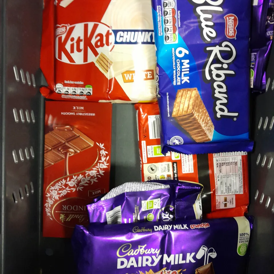 APPROXIMATELY 10 ASSORTED FOOD/DRINK PRODUCTS TO INCLUDE KITKAT, L'OR COFFEE, SHORTBREAD BISCUITS ETC - COLLECTION ONLY 