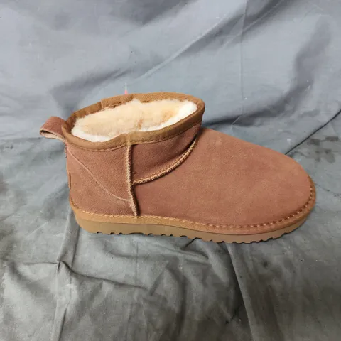 UNBOXED UGG CHILDREN'S BROWN SUEDE BOOTS WITH SHEARLING LINING SIZE UK 4.5