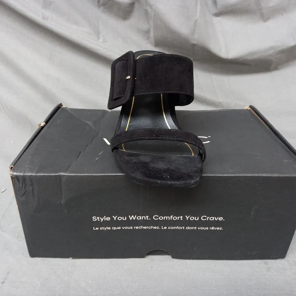BOXED PAIR OF VIONIC OPEN TOE BLOCK HEEL SANDALS IN BLACK SIZE 7