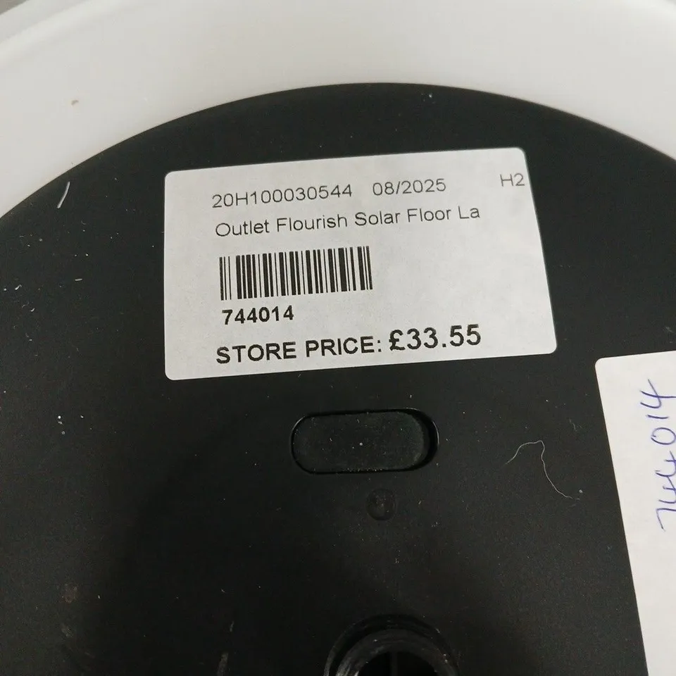 SOLAR FLOOR LAMP WITH INTEGRATED SOLAR PANEL –