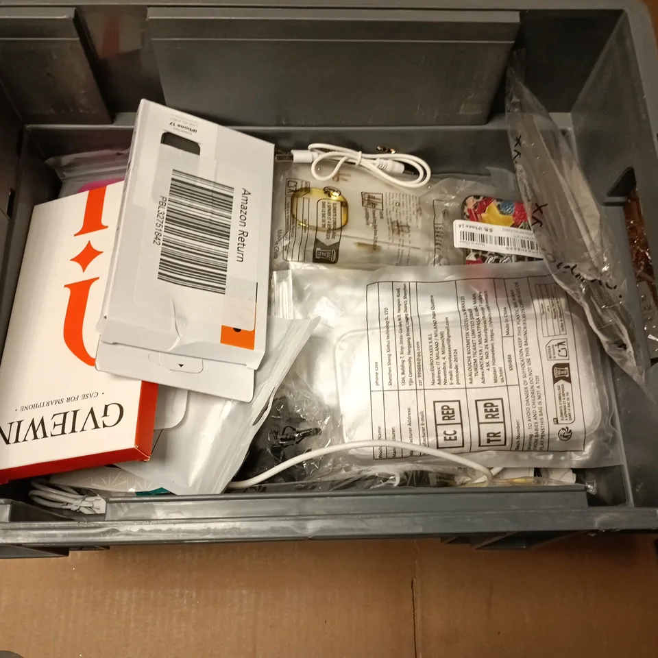 LOT OF ASSORTED MOBILE PHONE ACCESSORIES TO INCLUDE CASES, SCREEN PROTECTORS AND CHARGERS