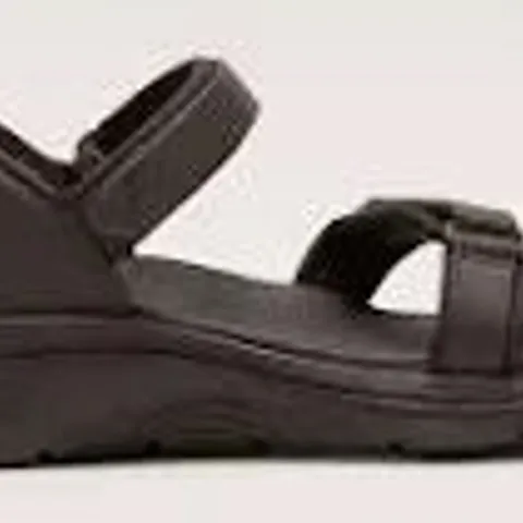 BOXED PAIR OF SKECHERS SLIP IN SANDALS - UK SIZE 7