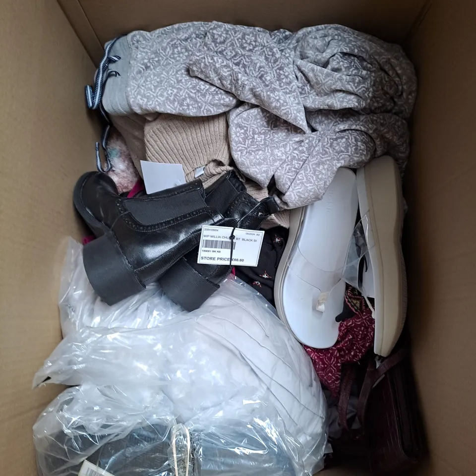 BOX OF APPROX 15 ASSORTED CLOTHING ITEMS TO INCLUDE - SHOES, JUMPERS, SLIDERS ETC