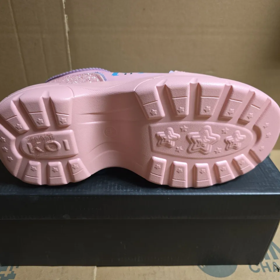 BOXED PAIR OF KOI X HATSUNE MIKU VIRTUAL DIVE MIKU CHUNKY TRAINERS - PINK (UK 8)