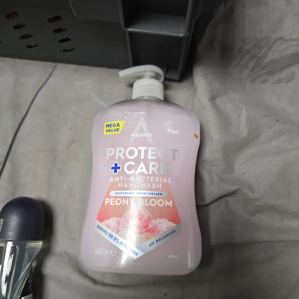 ASSORTED HEALTH & BEAUTY ITEMS – NATURTINT HAIR COLOUR, HANDWASH & MORE