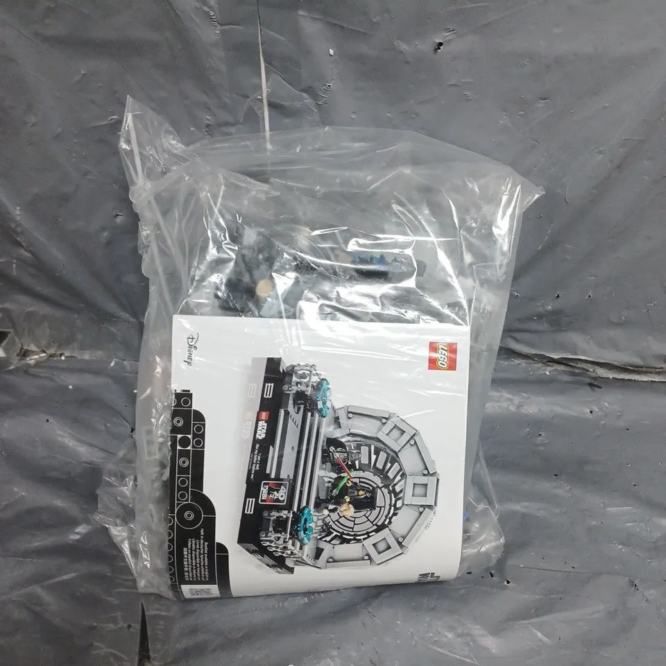 EMPERORS THRONE ROOM DIORAMA  RRP £89.99